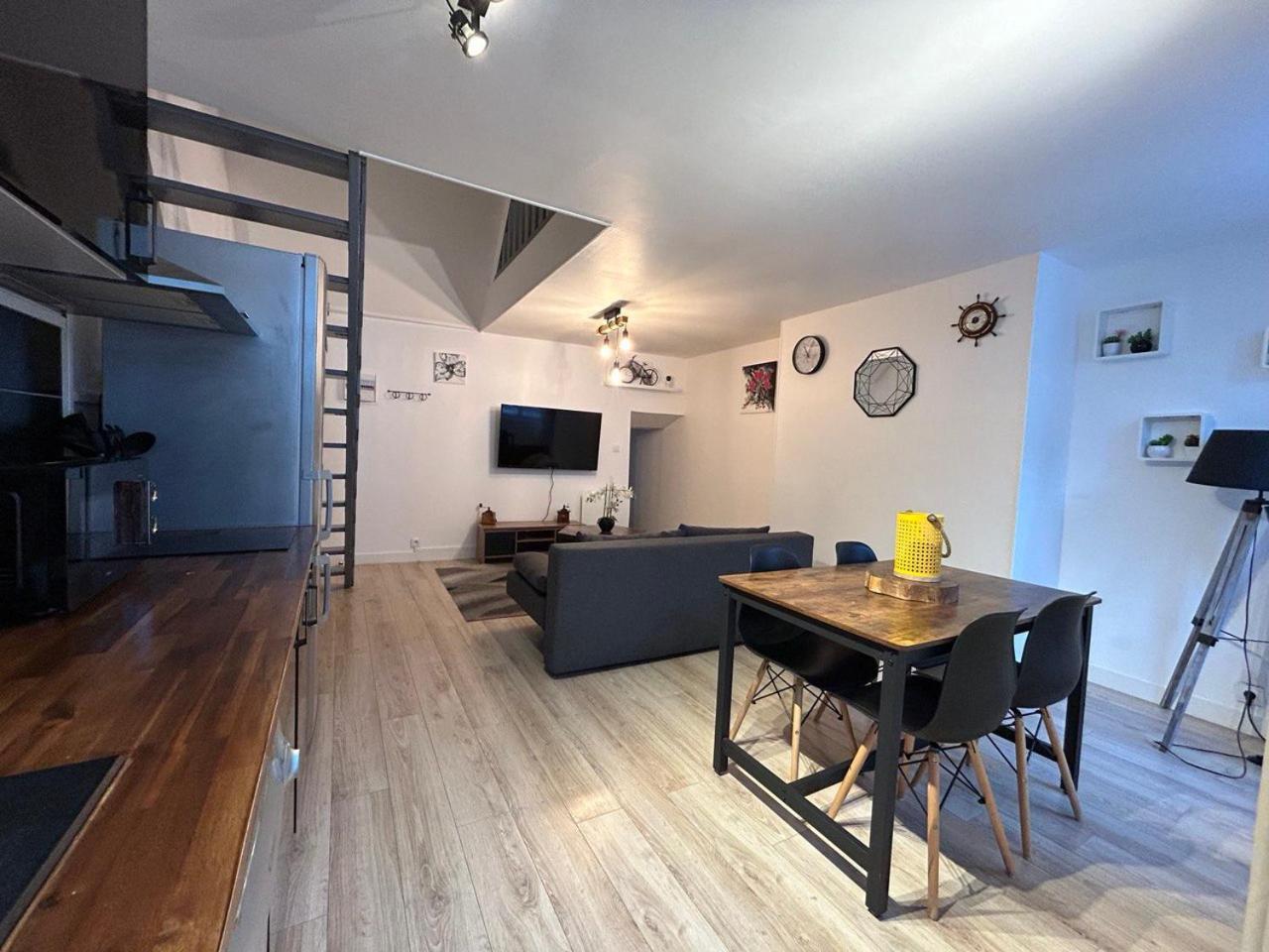 シェルブール・アン・コタンタンLa Casa Tres - Cosy In The Very Centre Portアパートメント エクステリア 写真